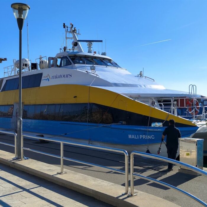 Miatours Fähre nach Otok Kaprije - Miatours ferry to Otok Kaprije