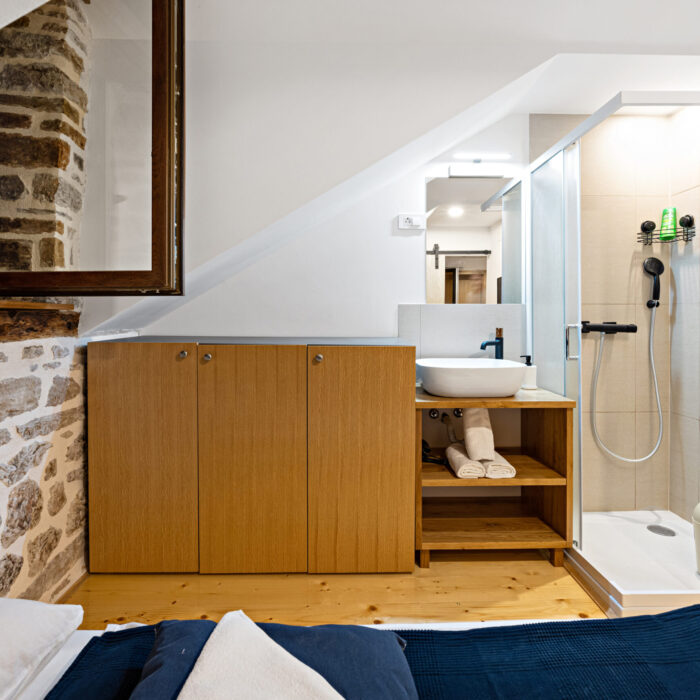 Schlafzimmer mit Dusche - Bedroom with shower