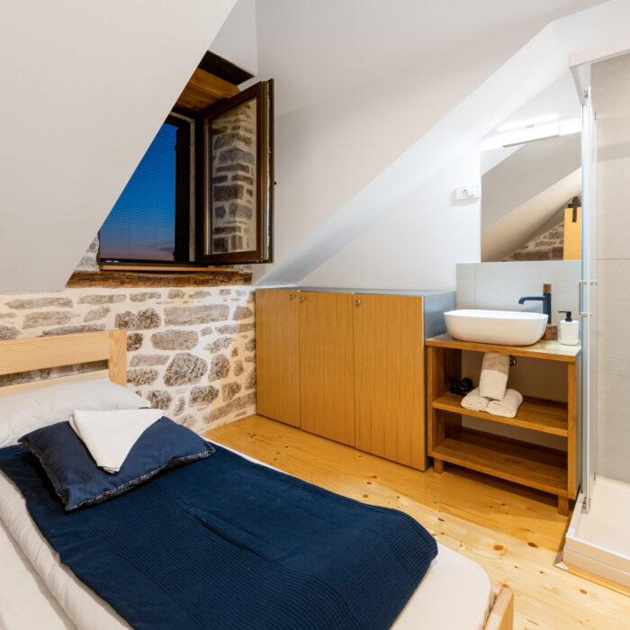 Schlafzimmer mit Dusche - Bedroom with shower