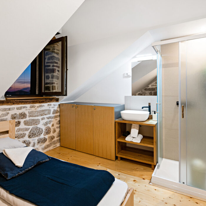 Schlafzimmer mit Dusche - Bedroom with shower