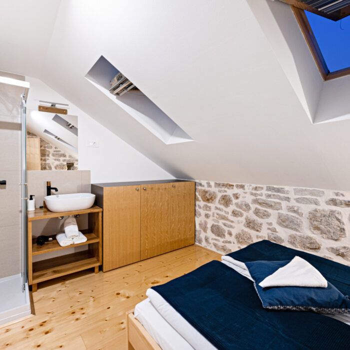Schlafzimmer mit Dusche - Bedroom with shower