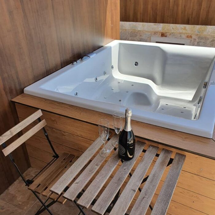 Whirlpool auf Terrasse von The Moments Cottage - Whirlpool on the terrace of The Moments Cottage